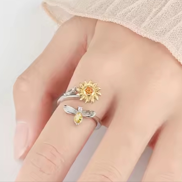Charming Silver Sunflower Zircon Rotatable Ring Size 7 - Picture 2 of 3